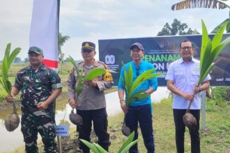 Kepala Kantor Imigrasi Tanjung Perak, I Gusti Bagus M Ibrahiem (kanan) bersama stakeholder menanam pohon kelapa.