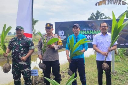 Kepala Kantor Imigrasi Tanjung Perak, I Gusti Bagus M Ibrahiem (kanan) bersama stakeholder menanam pohon kelapa.