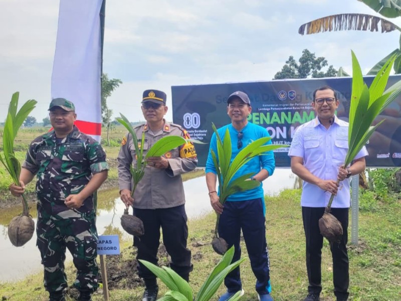 Kepala Kantor Imigrasi Tanjung Perak, I Gusti Bagus M Ibrahiem (kanan) bersama stakeholder menanam pohon kelapa.