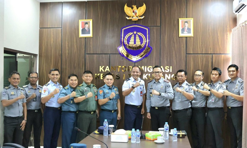 Para pejabat struktural dari Imigrasi Kupang bersama Rombongan dari Mabes TNI dipimpin oleh Marsekal Pertama TNI Djoko Triono foto bersama.