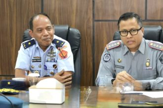 Kepala Kantor Imigrasi Kupang, Nanang Mustofa bersama Staf Ahli TNI, Marsekal Pertama TNI Djoko Triono.