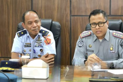 Kepala Kantor Imigrasi Kupang, Nanang Mustofa bersama Staf Ahli TNI, Marsekal Pertama TNI Djoko Triono.