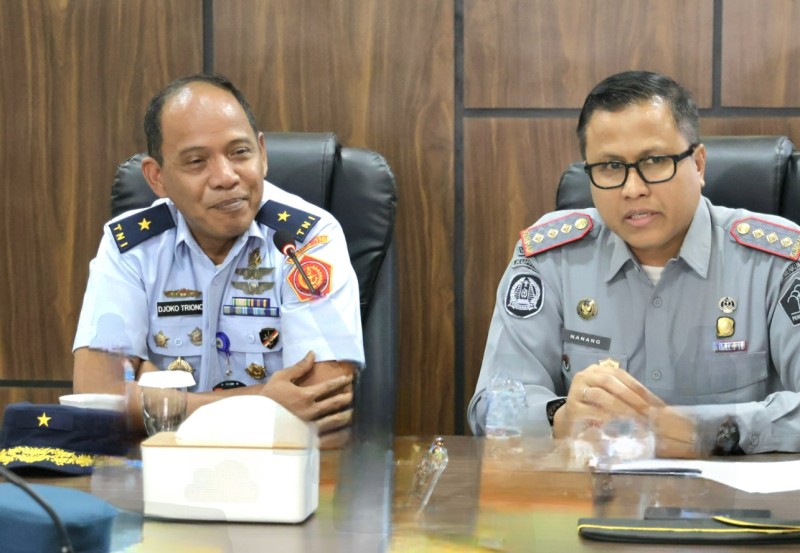Kepala Kantor Imigrasi Kupang, Nanang Mustofa bersama Staf Ahli TNI, Marsekal Pertama TNI Djoko Triono.