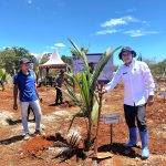 Kakanwil Ditjen Imigrasi NTT Arvin Gumilang, didampingi pejabat struktural, melakukan penanaman