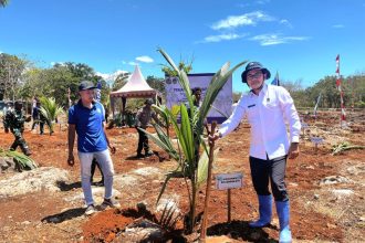 Kakanwil Ditjen Imigrasi NTT Arvin Gumilang, didampingi pejabat struktural, melakukan penanaman
