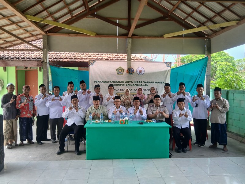 Para tokoh agama dan pimpinan KUA serta sejumlah stakeholder foto bersama usai kegiatan AIW di KUA Konang.