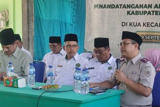 Kepala Kantor Pertanahan (Kantah) Kabupaten Bangkalan, Muhammad Arifin Siregar memberikan sambutan dalam kegiatan Akta Ikrar Wakaf (AIM) di Kantor Kemenag Bangkalan.