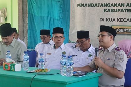 Kepala Kantor Pertanahan (Kantah) Kabupaten Bangkalan, Muhammad Arifin Siregar memberikan sambutan dalam kegiatan Akta Ikrar Wakaf (AIM) di Kantor Kemenag Bangkalan.