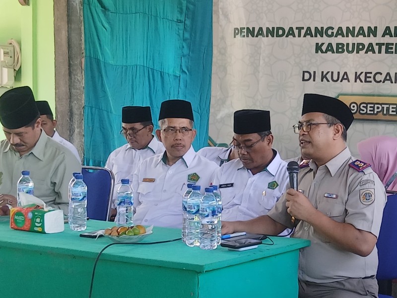 Kepala Kantor Pertanahan (Kantah) Kabupaten Bangkalan, Muhammad Arifin Siregar memberikan sambutan dalam kegiatan Akta Ikrar Wakaf (AIM) di Kantor Kemenag Bangkalan.