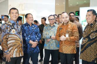 Kepala Kantor Imigrasi Kelas I Khusus TPI Soekarno-Hatta, Galih Priya Kartika Perdhana, mendampingi tiga Wakil Menteri untuk melihat langsung All Indonesia di Bandara Internasional Soekarno-Hatta.