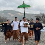 Kader PDI Perjuangan Kota Surabaya, Achmad Hidayat ketika melakukan kegiatan ritual di Gunung Tengger.