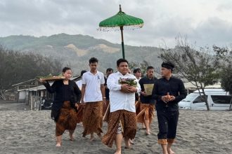 Kader PDI Perjuangan Kota Surabaya, Achmad Hidayat ketika melakukan kegiatan ritual di Gunung Tengger.