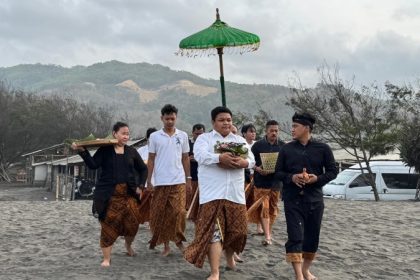 Kader PDI Perjuangan Kota Surabaya, Achmad Hidayat ketika melakukan kegiatan ritual di Gunung Tengger.