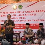 Kepala Kantor Imigrasi Kelas I Khusus Non TPI Tangerang, Hasanin, memberikan sambutan dalam kegiatan Eazy Passport di Kantor Kementerian Agama Kota Tangerang.