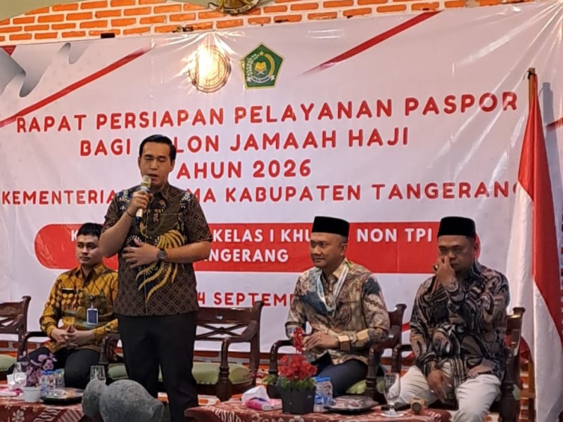 Kepala Kantor Imigrasi Kelas I Khusus Non TPI Tangerang, Hasanin, memberikan sambutan dalam kegiatan Eazy Passport di Kantor Kementerian Agama Kota Tangerang.