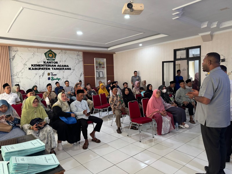 Petugas Imigrasi Tangerang memberikan arahan bagi pemohon paspor untuk kegiatan haji tahun 2026.