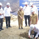 Kakanwil Ditjen Imigrasi Sulawesi Tengah, Arif Hazairin Satoto menyaksikan Menteri Imigrasi dan Pemasyarakatan, Agus Andrianto meletakkan batu pertama pembangunan Kantor Imigrasi di Morowali.