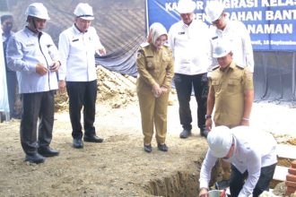 Kakanwil Ditjen Imigrasi Sulawesi Tengah, Arif Hazairin Satoto menyaksikan Menteri Imigrasi dan Pemasyarakatan, Agus Andrianto meletakkan batu pertama pembangunan Kantor Imigrasi di Morowali.