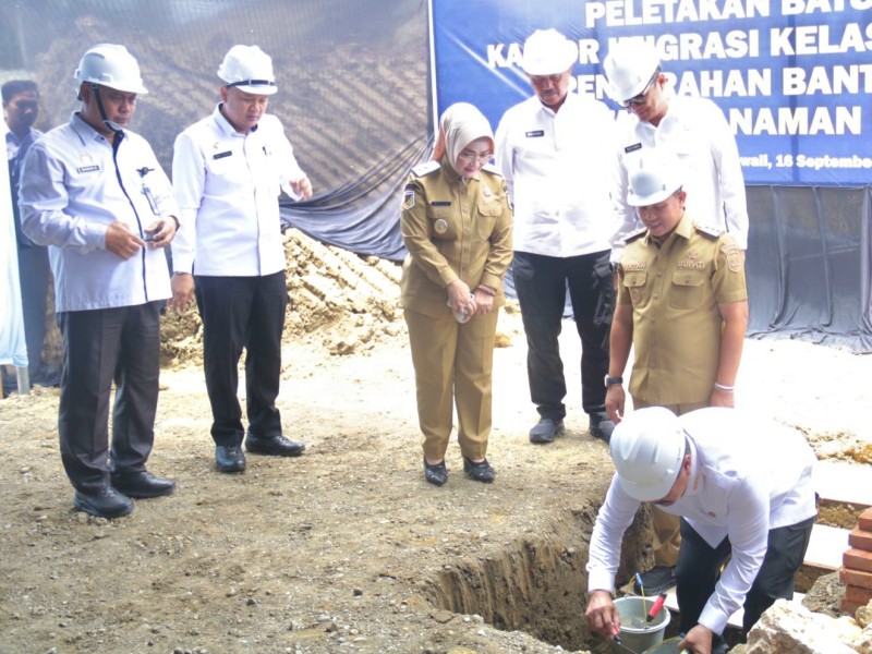 Kakanwil Ditjen Imigrasi Sulawesi Tengah, Arif Hazairin Satoto menyaksikan Menteri Imigrasi dan Pemasyarakatan, Agus Andrianto meletakkan batu pertama pembangunan Kantor Imigrasi di Morowali.