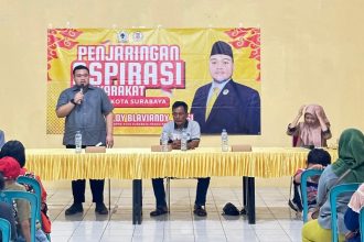 Aldy Blaviandy, anggota Fraksi Golkar menyampaikan Program Indonesia Pintar (PIP) kepada warga Kapasari ketika reses.