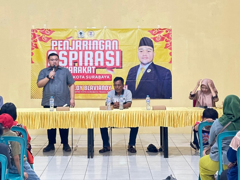 Aldy Blaviandy, anggota Fraksi Golkar menyampaikan Program Indonesia Pintar (PIP) kepada warga Kapasari ketika reses.