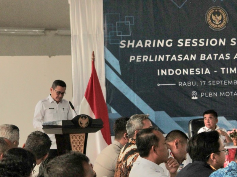 Kakanwil Ditjen Imigrasi Nusa Tenggara Timur (NTT), Arvin Gumilang memberikan sambutan dalam