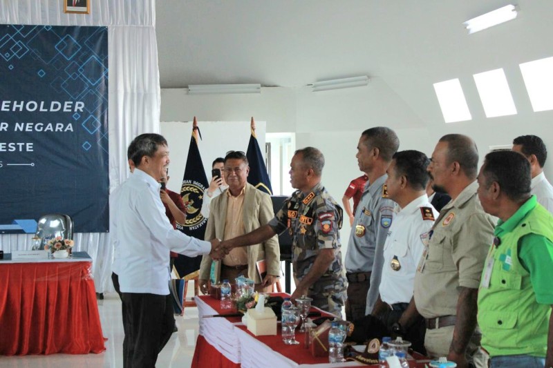Staf Ahli Anggiat Napitupulu menyapa stakeholder yang hadir dalam forum "Sharing Session Stakeholder Perbatasan NTT".
