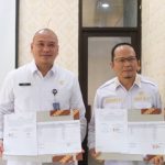 Bupati Bangka Tengah, Algafry Rahman dan Kakanwil Ditjen Imigrasi Provinsi Bangka Belitung (Babel) menunjukkan MoU yang sudah ditandatangani.