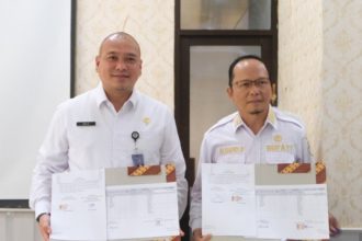 Bupati Bangka Tengah, Algafry Rahman dan Kakanwil Ditjen Imigrasi Provinsi Bangka Belitung (Babel) menunjukkan MoU yang sudah ditandatangani.