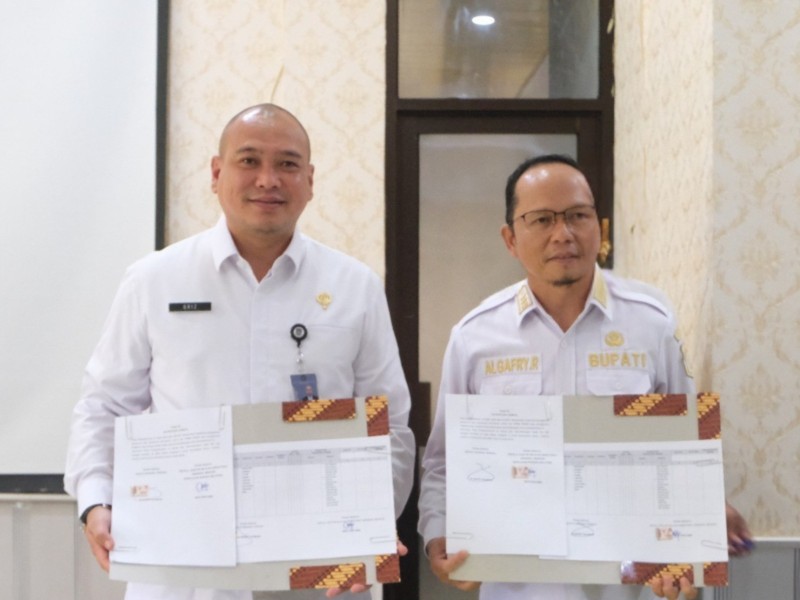 Bupati Bangka Tengah, Algafry Rahman dan Kakanwil Ditjen Imigrasi Provinsi Bangka Belitung (Babel) menunjukkan MoU yang sudah ditandatangani.