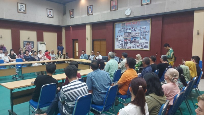 Warga Perumahan Darmo Hill diterima oleh Kantor Pertanahan Surabaya I untuk diberikan penjelasan terkait sertifikat mereka yang diberikan oleh PT Pertamina.