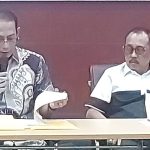 Kepala Kantor Pertanahan Surabaya I, Budi Hartanto memberikan penjelasan kepada warga Perumahan Darmo Hill yang didengar langsung Wakil Wali Kota Surabaya, Armuji, di Kantor Pertanahan Lakarsantri.