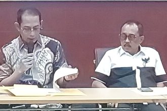 Kepala Kantor Pertanahan Surabaya I, Budi Hartanto memberikan penjelasan kepada warga Perumahan Darmo Hill yang didengar langsung Wakil Wali Kota Surabaya, Armuji, di Kantor Pertanahan Lakarsantri.