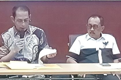 Kepala Kantor Pertanahan Surabaya I, Budi Hartanto memberikan penjelasan kepada warga Perumahan Darmo Hill yang didengar langsung Wakil Wali Kota Surabaya, Armuji, di Kantor Pertanahan Lakarsantri.
