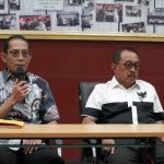 Kepala Kantor Pertanahan Surabaya I, Budi Hartanto memberikan penjelasan kepada warga Perumahan Darmo Hill yang didengar langsung Wakil Wali Kota Surabaya, Armuji, di Kantor Pertanahan Lakarsantri.