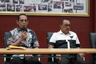 Kepala Kantor Pertanahan Surabaya I, Budi Hartanto memberikan penjelasan kepada warga Perumahan Darmo Hill yang didengar langsung Wakil Wali Kota Surabaya, Armuji, di Kantor Pertanahan Lakarsantri.