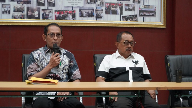 Kepala Kantor Pertanahan Surabaya I, Budi Hartanto memberikan penjelasan kepada warga Perumahan Darmo Hill yang didengar langsung Wakil Wali Kota Surabaya, Armuji, di Kantor Pertanahan Lakarsantri.