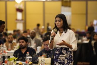 Seorang mahasiswa asing terlibat dalam kegiatan diskusi Immigration Goes To Campus di Hotel Wyndham, Surabaya.