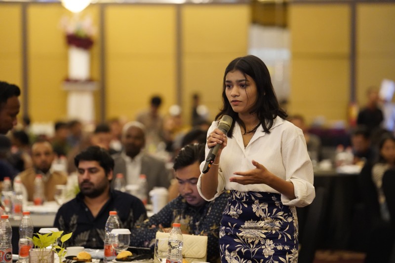 Seorang mahasiswa asing terlibat dalam kegiatan diskusi Immigration Goes To Campus di Hotel Wyndham, Surabaya.