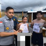 Adithia P Barus, Kepala Bidang Penegakan Hukum Keimigrasian dan Kepatuhan Internal, menunjukkan dokumen orang asing yang diamankan dari perairan