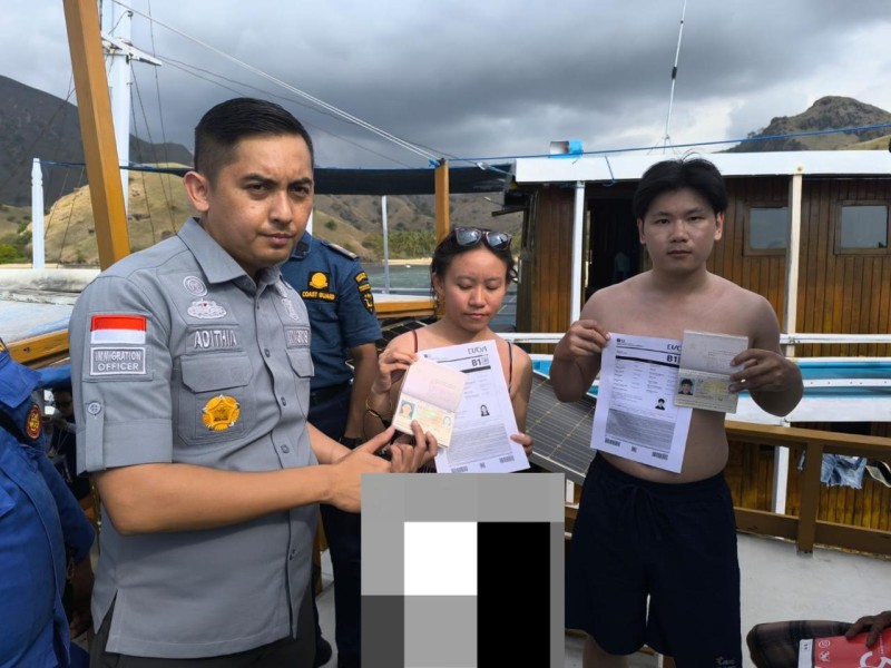 Adithia P Barus, Kepala Bidang Penegakan Hukum Keimigrasian dan Kepatuhan Internal, menunjukkan dokumen orang asing yang diamankan dari perairan