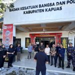 Kepala Kantor Imigrasi Palangka Raya, Imam Santoso, memberikan arahan sebelum dimulainya kegiatan pengawasan oleh petugas Timpora.