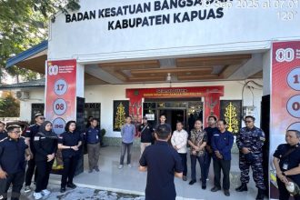 Kepala Kantor Imigrasi Palangka Raya, Imam Santoso, memberikan arahan sebelum dimulainya kegiatan pengawasan oleh petugas Timpora.