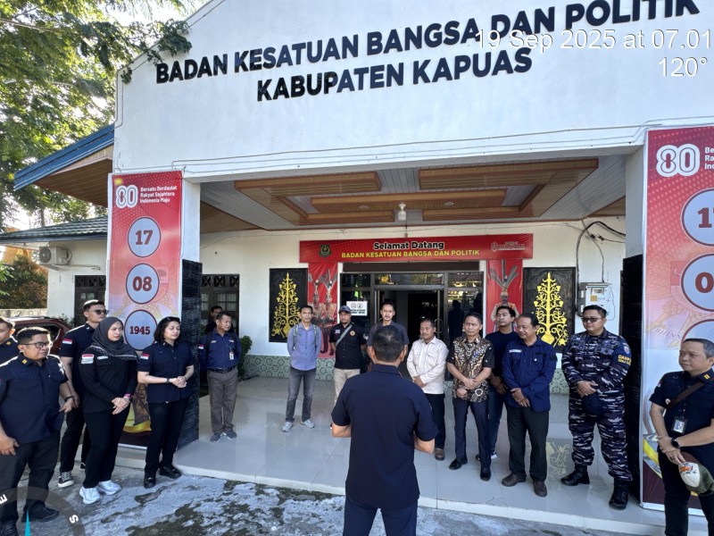 Kepala Kantor Imigrasi Palangka Raya, Imam Santoso, memberikan arahan sebelum dimulainya kegiatan pengawasan oleh petugas Timpora.