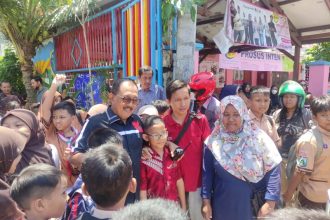 Wakil Wali Kota Surabaya, Armuji ketika berkunjung ke sekolah untuk menyosialisasikan Stop bullying.