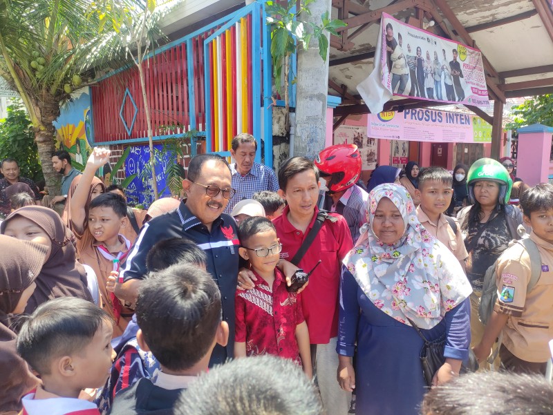 Wakil Wali Kota Surabaya, Armuji ketika berkunjung ke sekolah untuk menyosialisasikan Stop bullying.