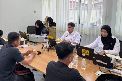 Suasana pembuatan paspor kolektif oleh karyawan PT Sinotextile yang diikuti oleh 43 orang.