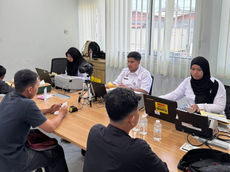 Suasana pembuatan paspor kolektif oleh karyawan PT Sinotextile yang diikuti oleh 43 orang.