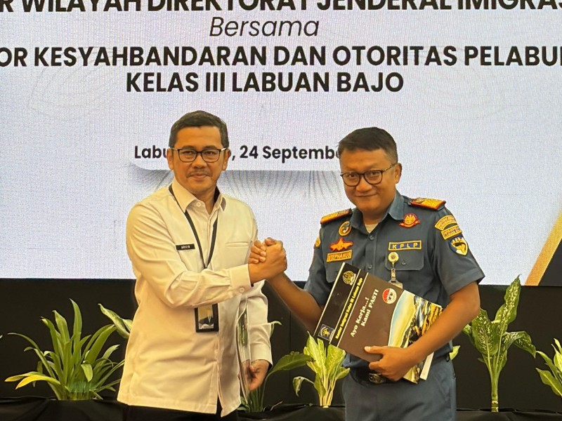 Kakanwil Ditjen Imigrasi NTT, Arvin Gumilang bersama dengan Kepala Kantor Kesyahbandaran dan Otoritas Pelabuhan.