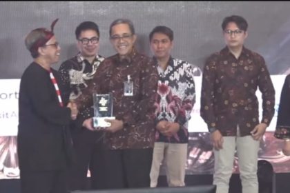 Sekjen Kementerian Imigrasi dan Pemasyarakatan, Asep Kurnia menerima penghargaan di Surabaya.